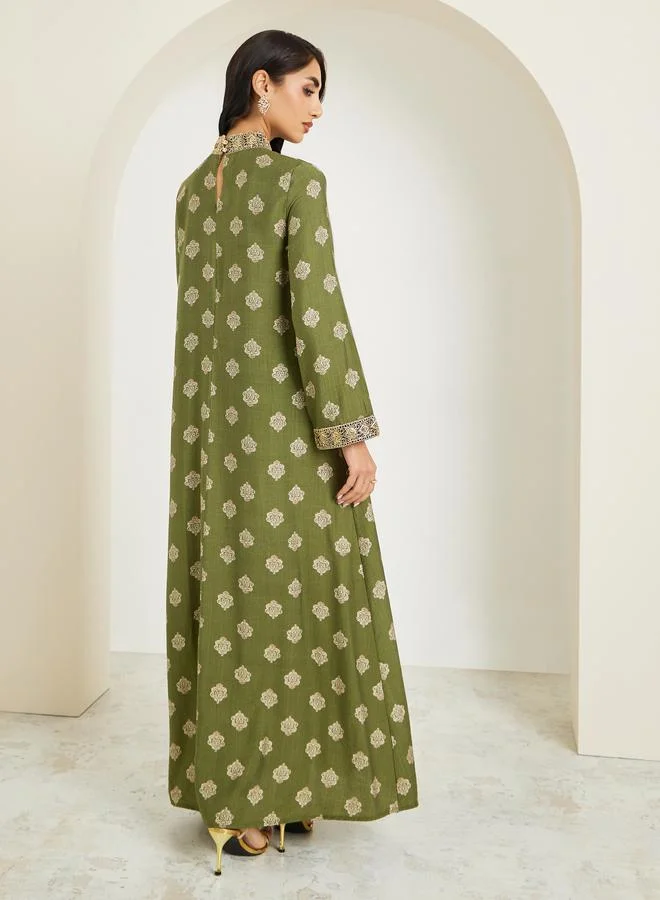 أميرة جلابية مطبوعة بياقة قائمة وتفاصيل دانتيل